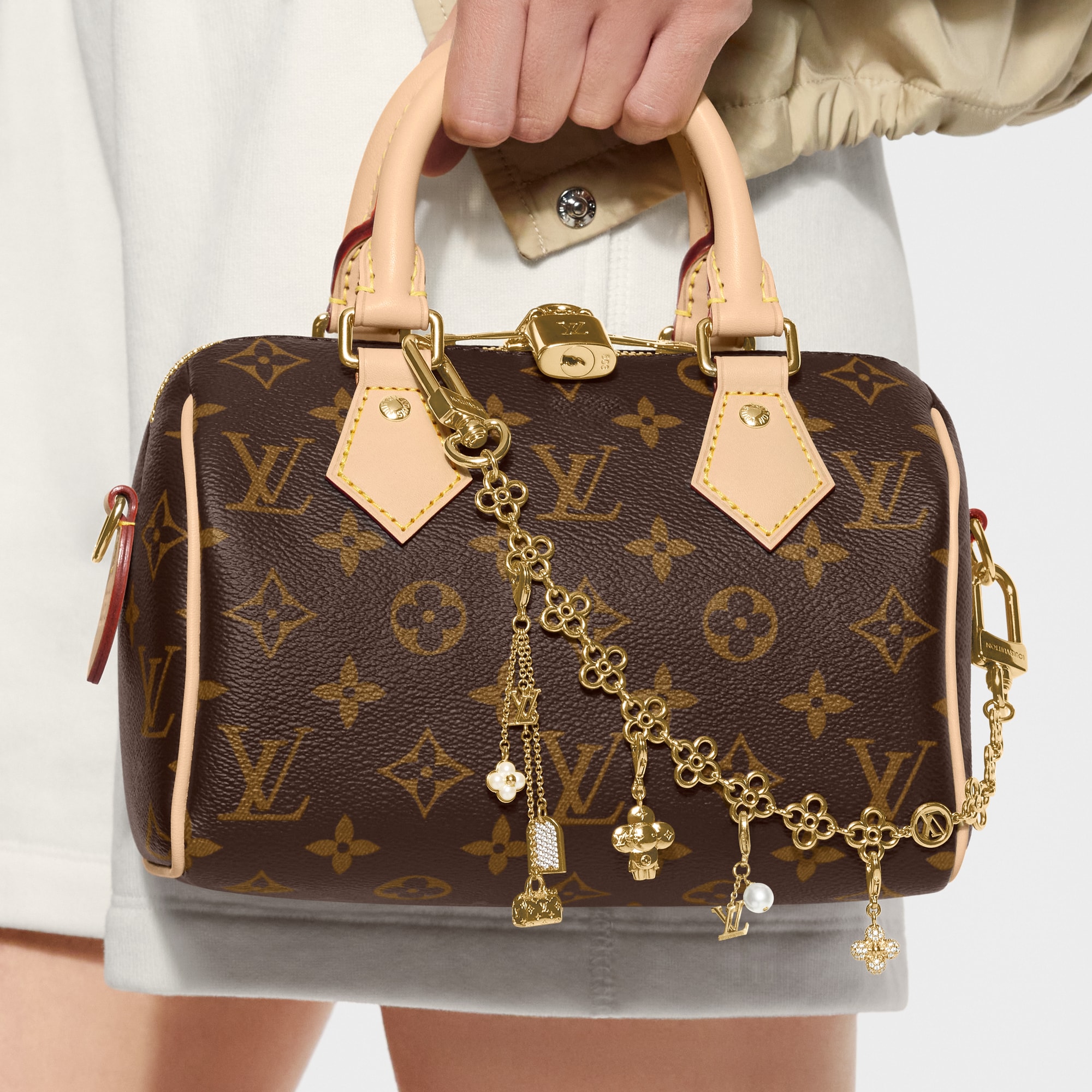 LV Pearl LV Charm . - Mother's Day Gifts | LOUIS VUITTON